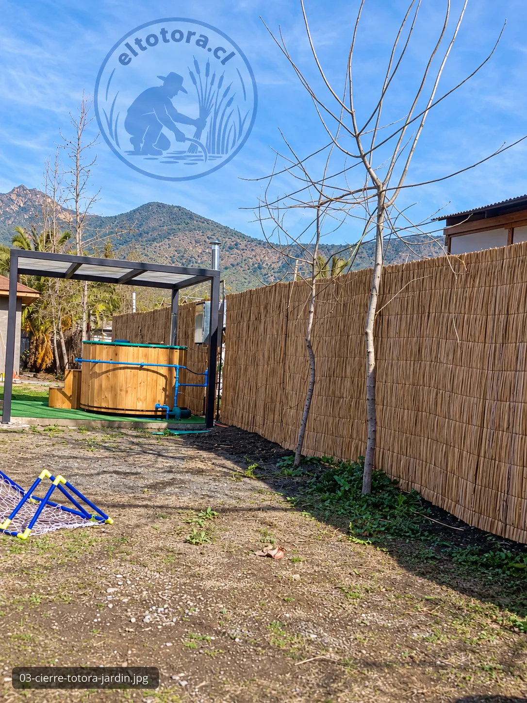 Cierre de totora en jardín