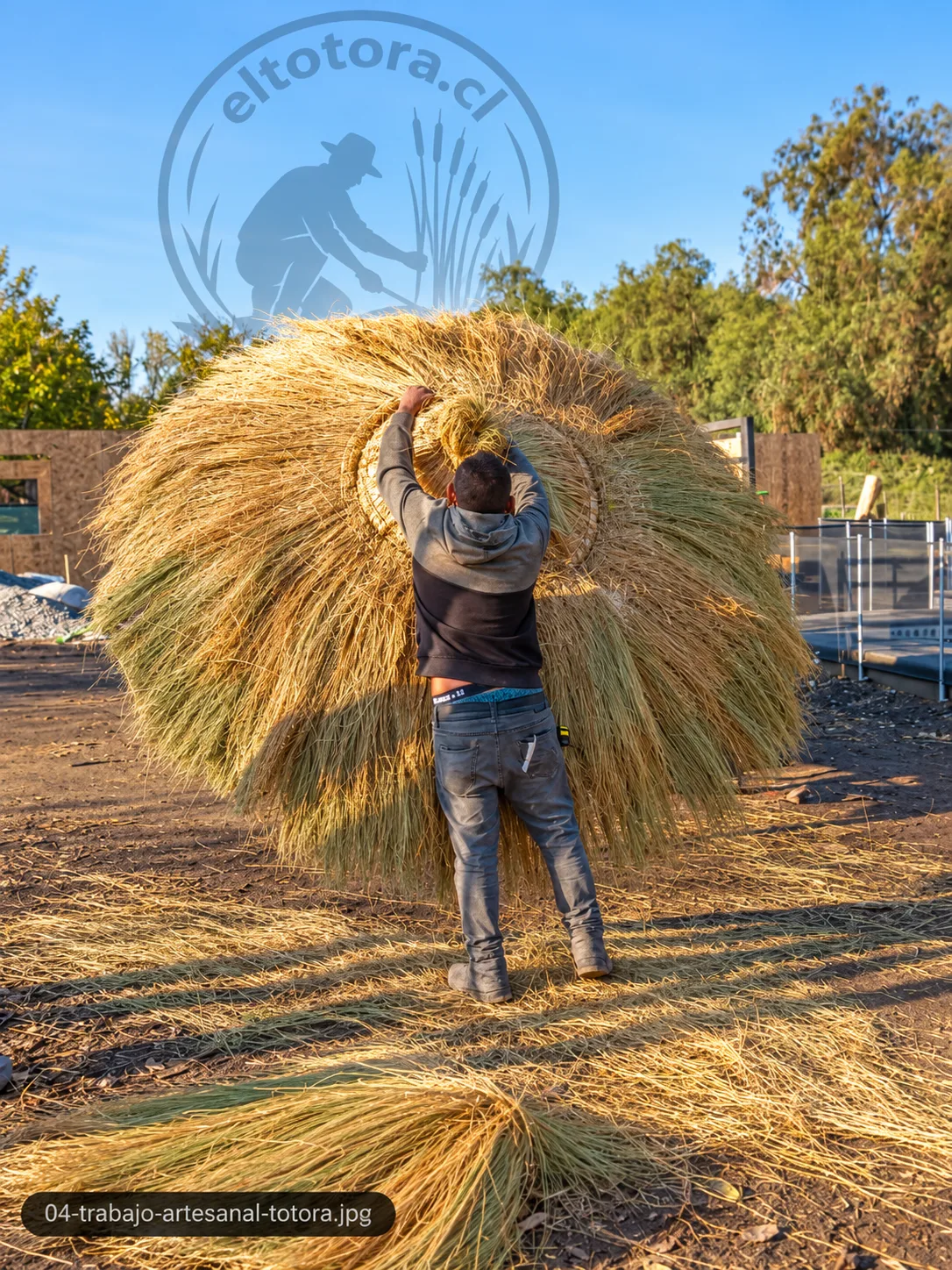 Trabajo artesanal con totora