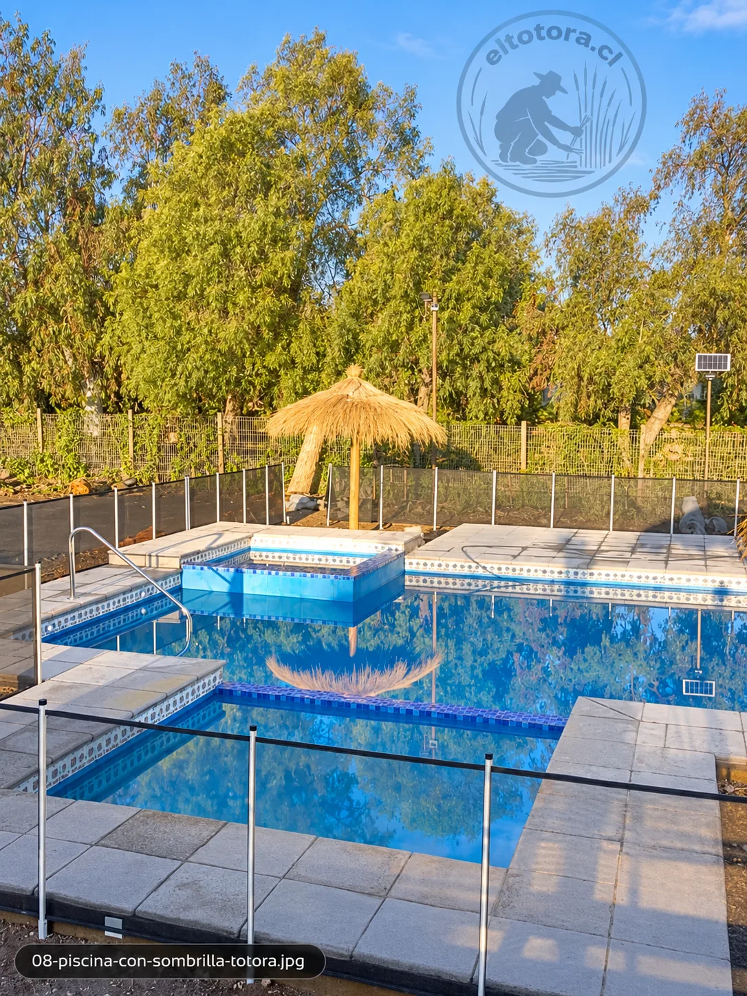 Quitasol de totora en piscina