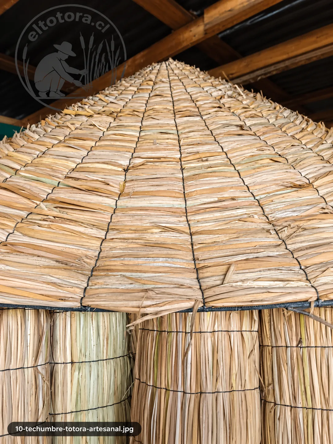 Techumbre artesanal de totora